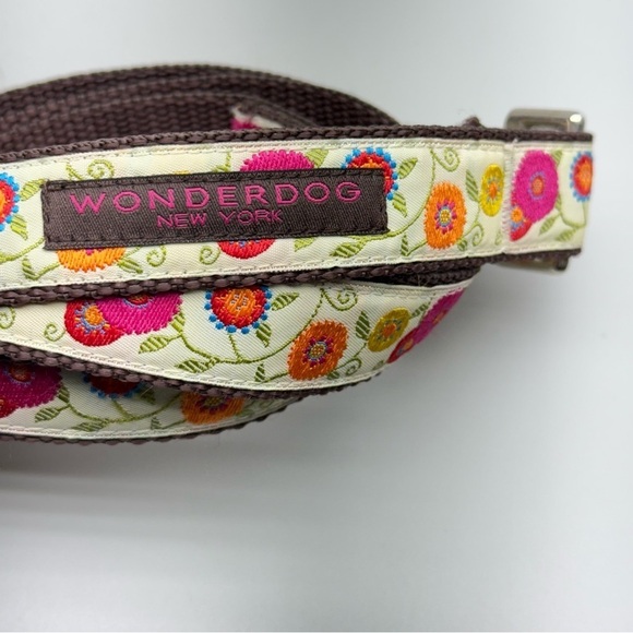 Wonder Dog New York Floral
Dog Collar and Leash Set - Picture 2 of 6